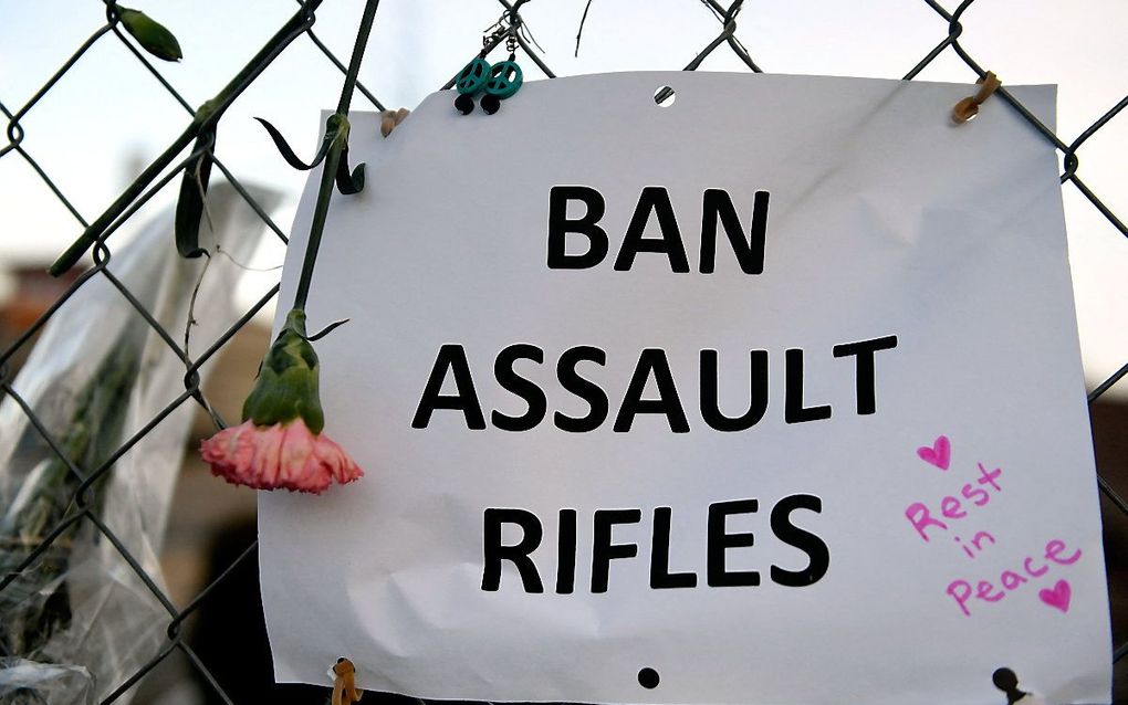 "Verbied aanvalswapens" staat op dit bord, gehangen vlakbij de plek in Boulder, Colorado (VS) waar op 23 maart 2021 een man tien mensen doodschoot in een supermarkt. beeld AFP, Jason Conolly