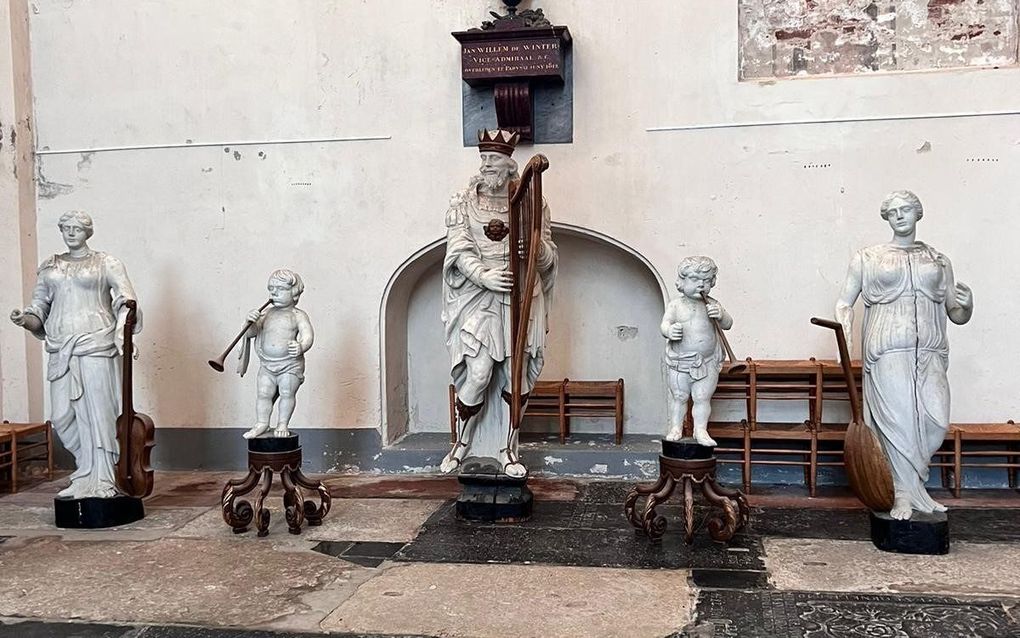 De vijf houten beelden op de hoofdwerkkas van het orgel in de Bovenkerk zijn naar beneden gehaald. beeld Stichting Bovenkerk Kampen