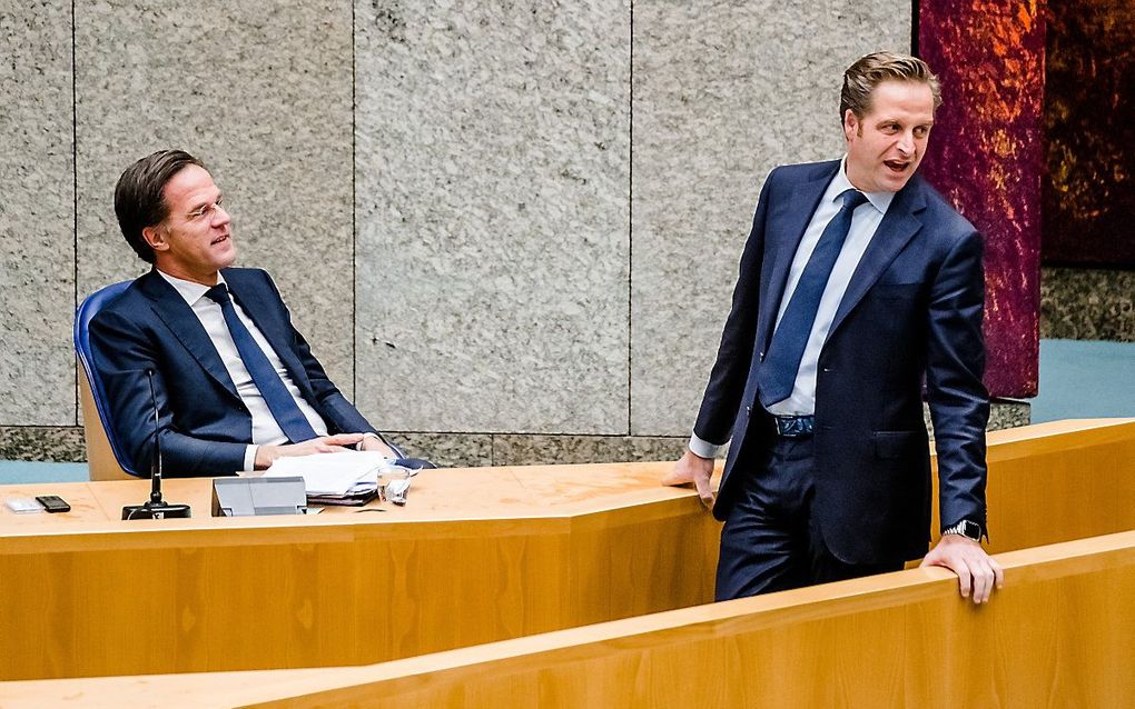 Demissionair premier Mark Rutte en demissionair Minister Hugo de Jonge van Volksgezondheid, Welzijn en Sport (CDA) in de Tweede Kamer tijdens een debat over de ontwikkelingen rondom het coronavirus. beeld ANP, Bart Maat