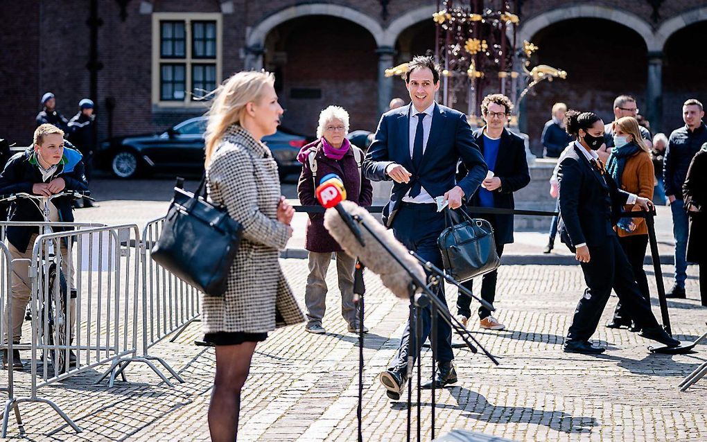 Wopke Hoekstra (CDA) passeert Lilian Marijnissen (SP), voorafgaand aan een tweede gesprek met informateur Herman Tjeenk Willink. beeld ANP BART MAAT