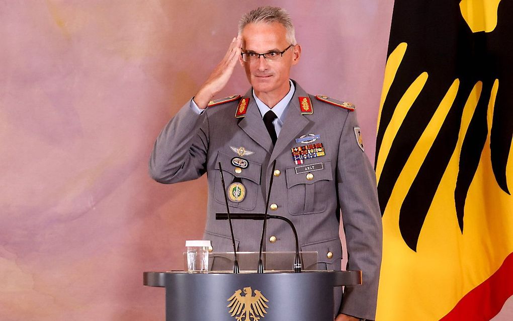 Brigadegeneraal Jens Arlt salueert voordat hij de onderscheiding in ontvangst neemt. beeld EPA, Filip Singer