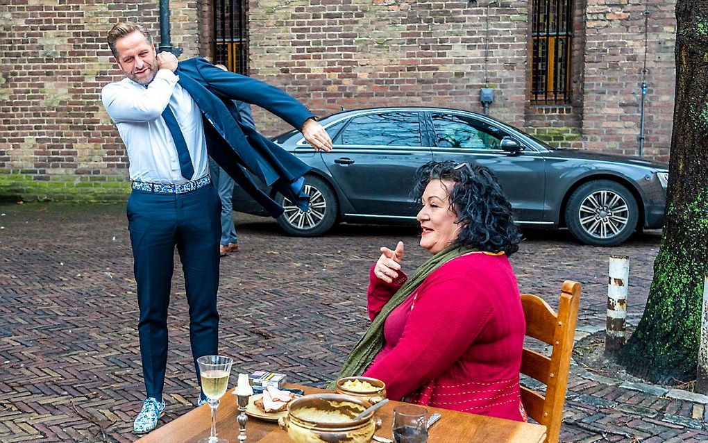 Minister De Jonge (Volksgezondheid) ontmoet op het Binnenhof Kamerlid Van der Plas (BBB), die daar bezig is met een photoshoot voor een kookboek. beeld ANP, Lex van Lieshout