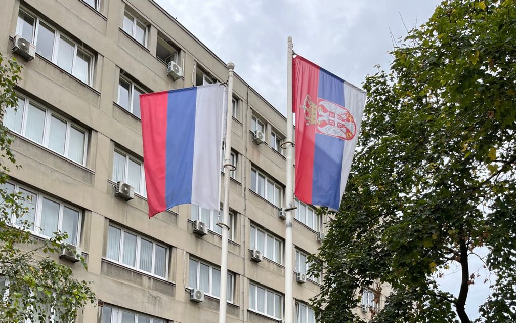 De Servische en de Russische vlag wapperen gebroederlijk naast elkaar. beeld RD
