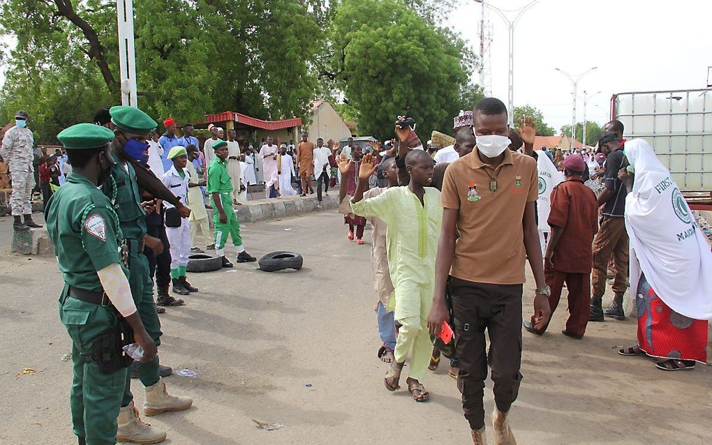 Shariapolitie, bekend als ”Hisbah Borno State", houdt toezicht op een islamitische bijeenkomst in Nigeria. beeld AFP, Audu Marte