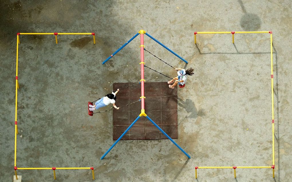 Kinderen spelen op de schommel in Tokyo. beeld AFP