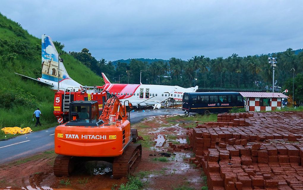 Het vliegtuig van Air India Express schoot door op de landingsbaan, gleed 10 meter naar beneden en brak in tweeën. Beeld AFP