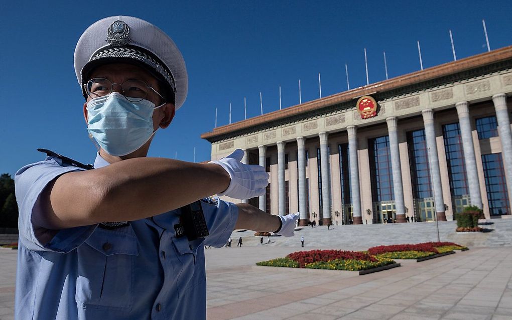 Het bedrijfsleven en de scholen in China hebben hun activiteiten grotendeels hervat en ook op andere gebieden gaat het beter, staat in het aangepaste reisadvies. beeld AFP, NICOLAS ASFOURI