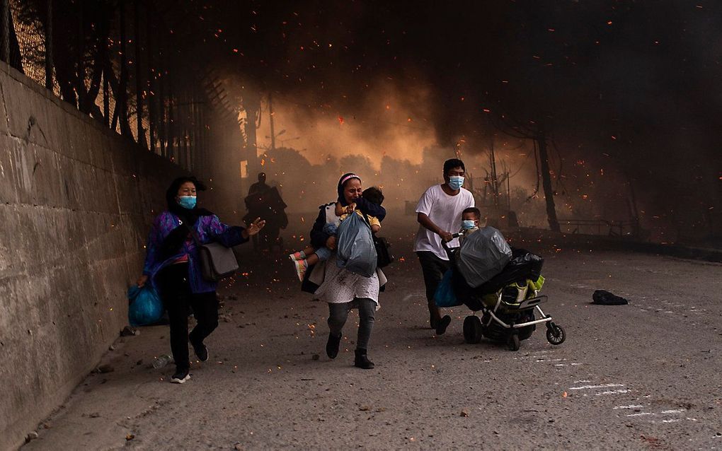 Migranten vluchten uit kamp Moria. beeld ANGELOS TZORTZINIS / AFP