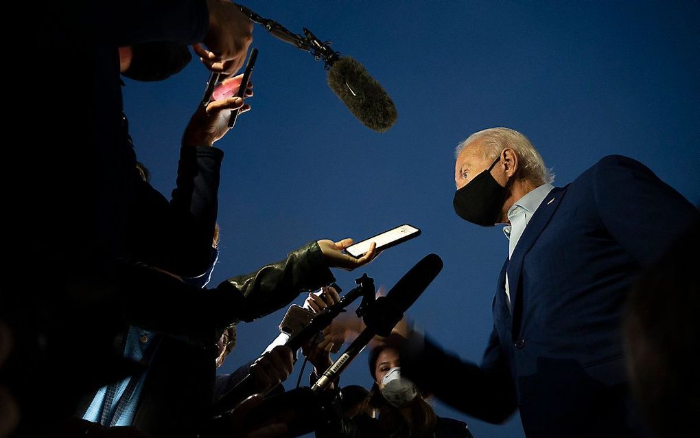 Presidentskandidaat Joe Biden spreekt met journalisten in Romulus, Michigan (VS). beeld AFP, Jim Watson