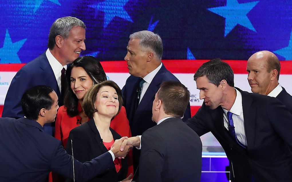 De eerste tien Democratische kandidaten gingen woensdagavond met elkaar in debat in Miami. beeld AFP