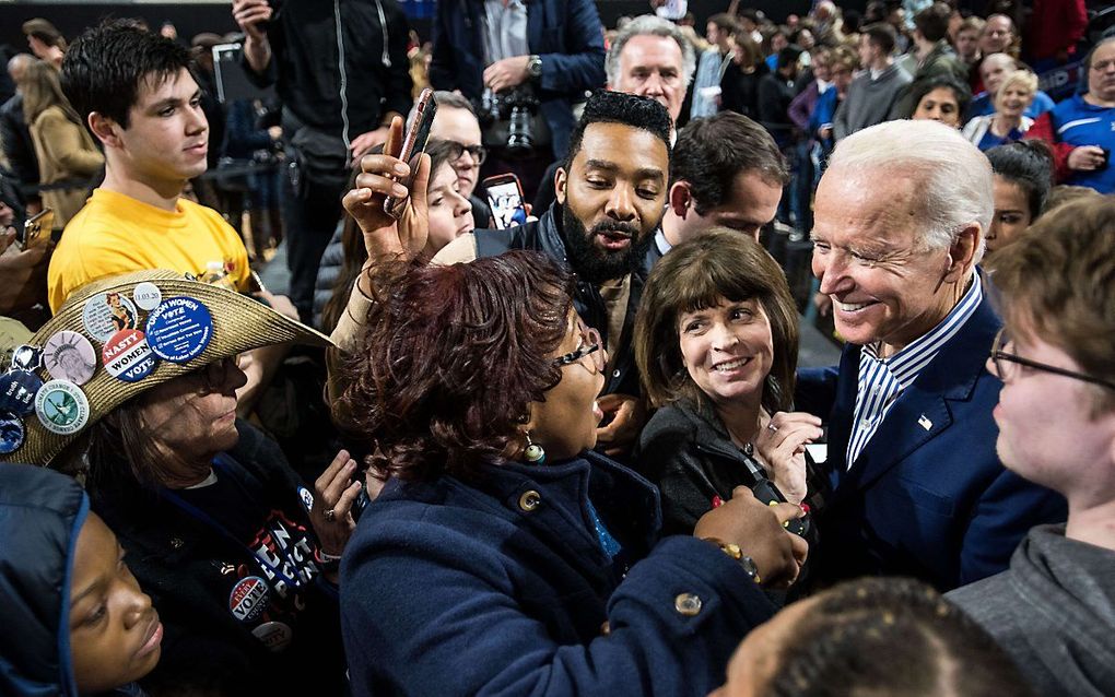 Joe Biden spreekt met aanhangers in de staat South Carolina, waar zaterdag voorverkiezingen worden gehouden. beeld AFP