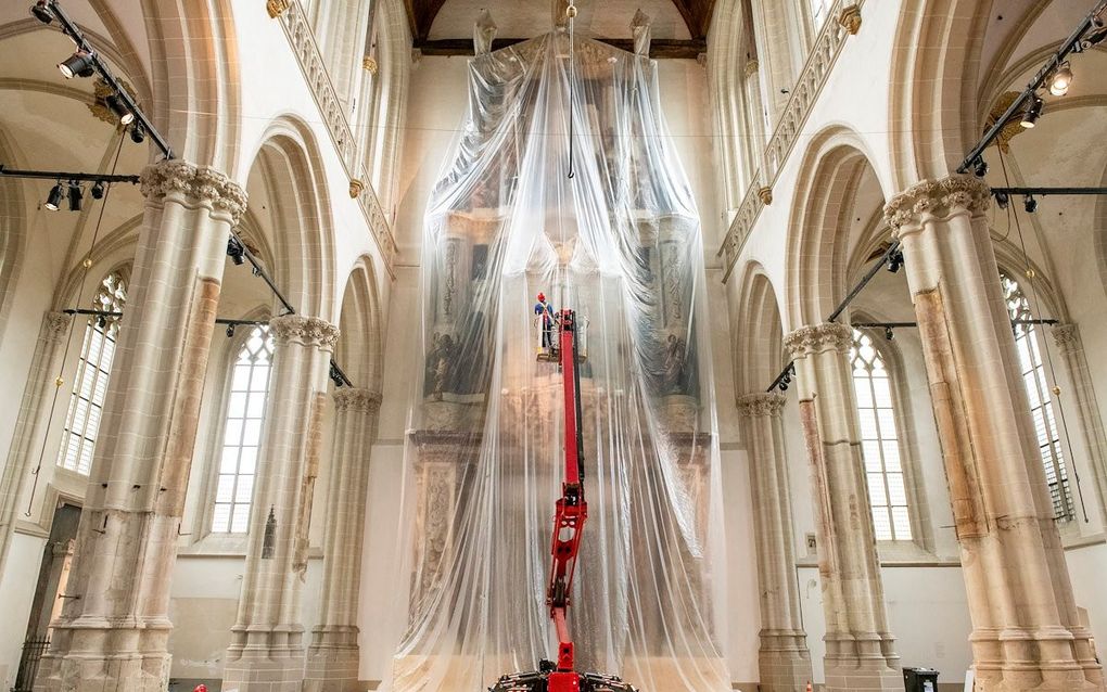 Het orgel in De Nieuwe Kerk in Amsterdam wordt ingepakt in verband met de aanstaande werkzaamheden. beeld De Nieuwe Kerk