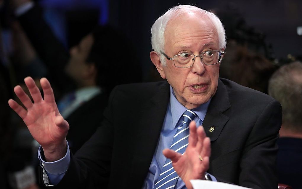 De Democratische kamndidaat Bernie Sanders kreeg er dinsdag flink van langs tijdens een verkiezingsdebat in de staat South Carolina. beeld AFP