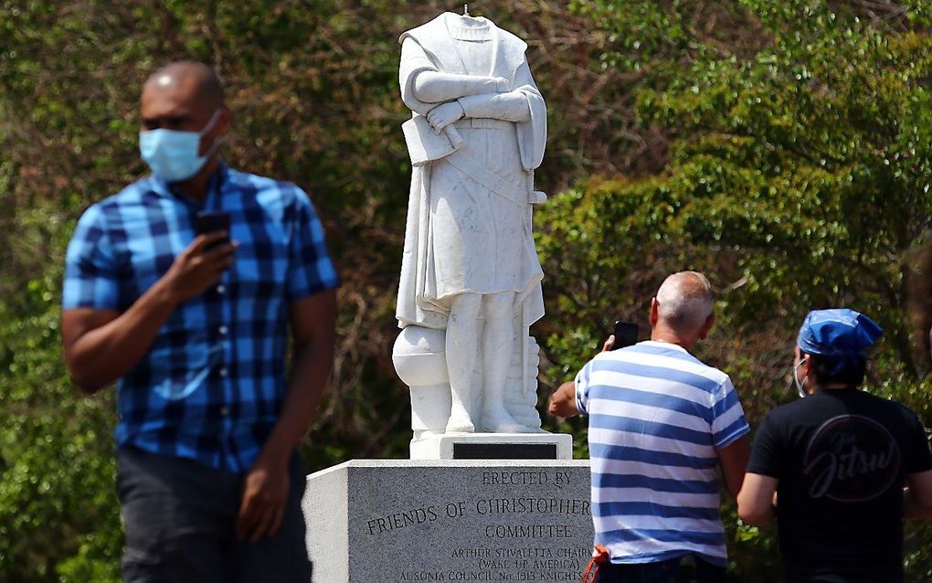 Onthoofd standbeeld van Columbus in Boston (Massachusetts). beeld AFP