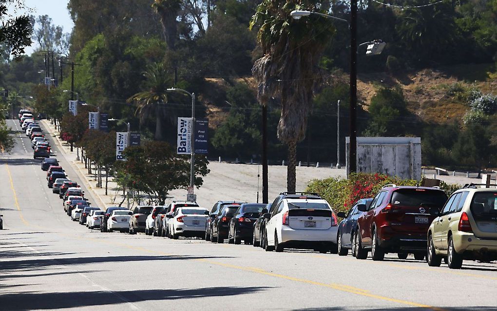 Automobilisten in de rij voor een coronatest in Los Angeles, Californië. beeld AFP, Mario Tama