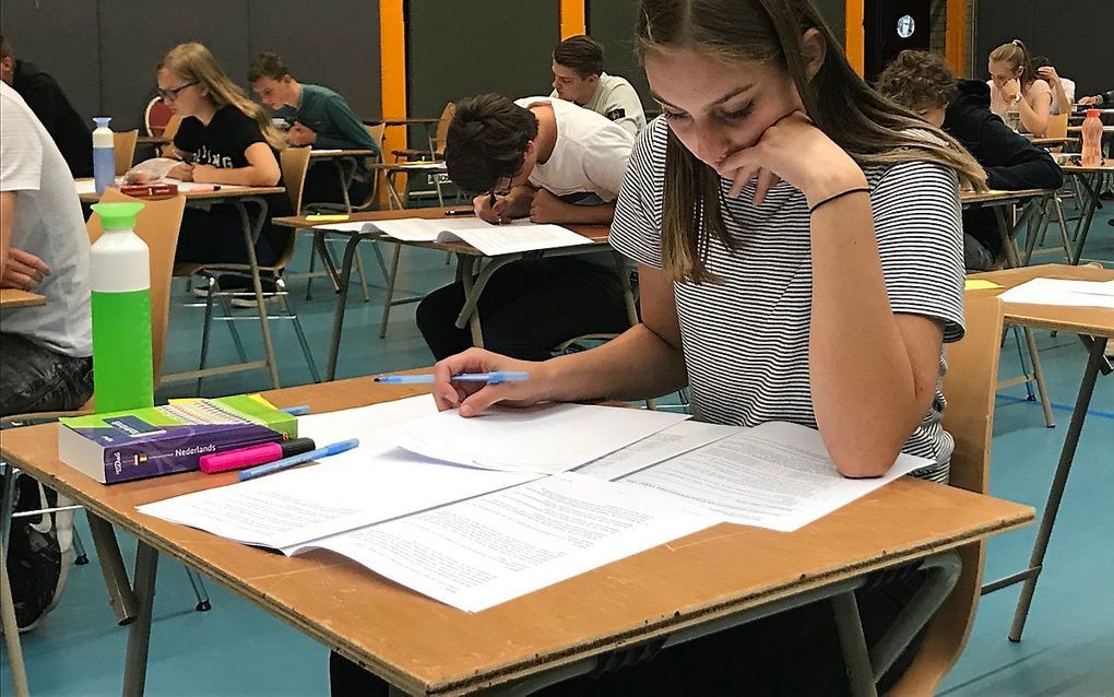 Vmbo'ers van het Ichthus College Veenendaal maken het eindexamen geschiedenis. beeld RD