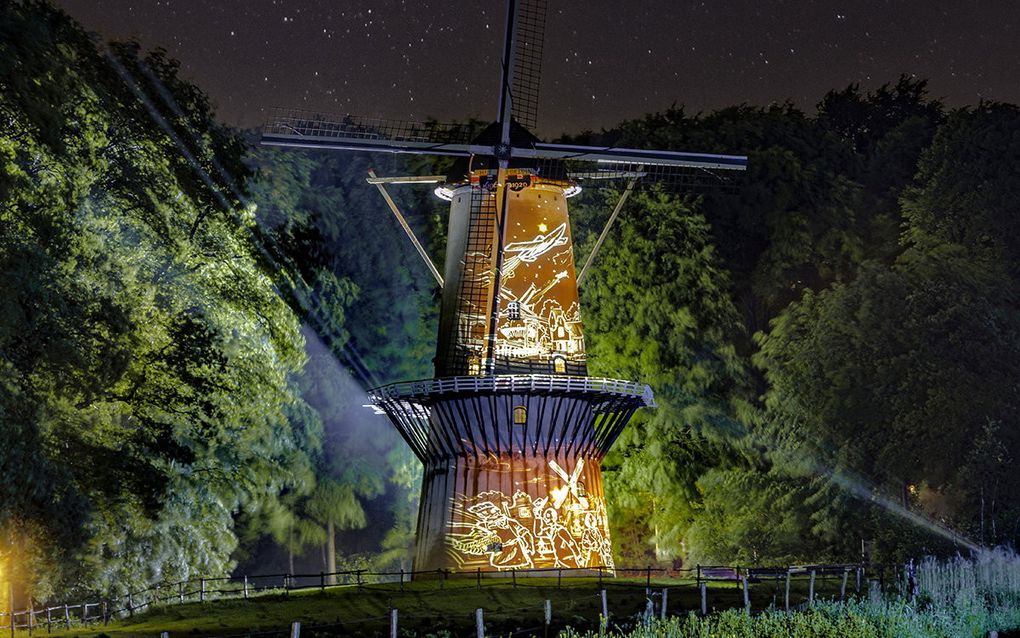 Met 37 lichtprojecties vertelt het Openluchtmuseum over de tijdelijke bewoning door evacués in de laatste oorlogswinter. beeld RD