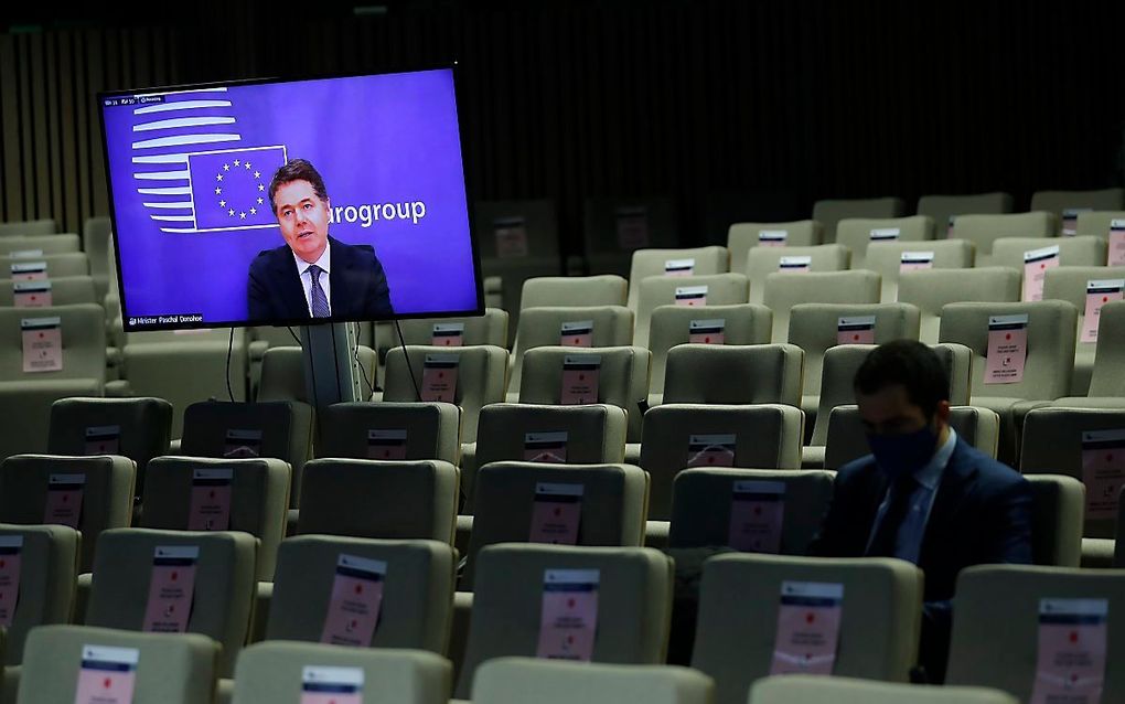 Eurogroepvoorzitter Paschal Donohoe praat online de media bij over de uitkomsten van de vergadering van de ministers van Financiën van de eurozone. beeld EPA, Francisco Seco