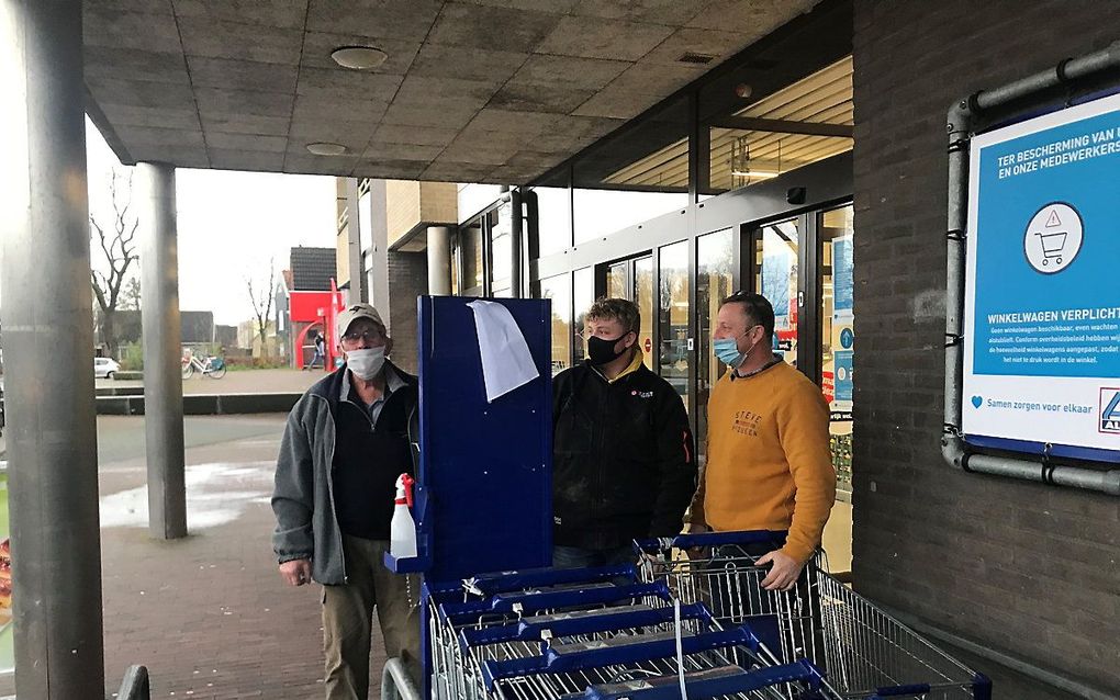 Vrijwel iedereen in Joure draagt in de winkel een mondkapje. beeld RD