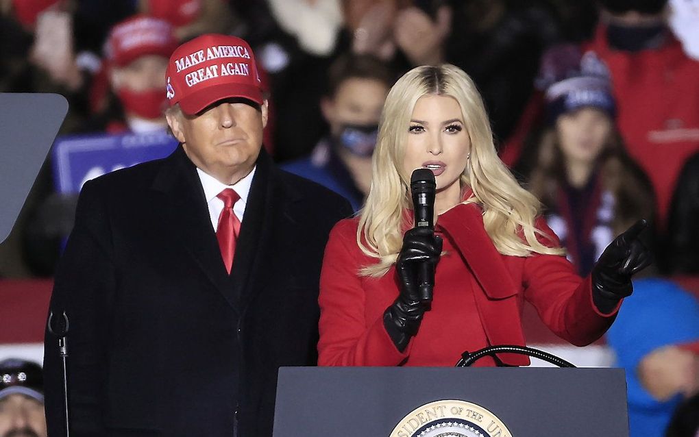 Donald Trump met zijn dochter Ivanka tijdens een campagnebijeenkomst eerder dit jaar. beeld EPA, Tannen Maury