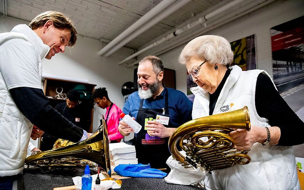 Prinses Beatrix helpt mee bij de Stichting Instrumentendepot Leerorkest op de nationale vrijwilligersdag NLDoet. beeld ANP Royal Images, Patrick van Katwijk