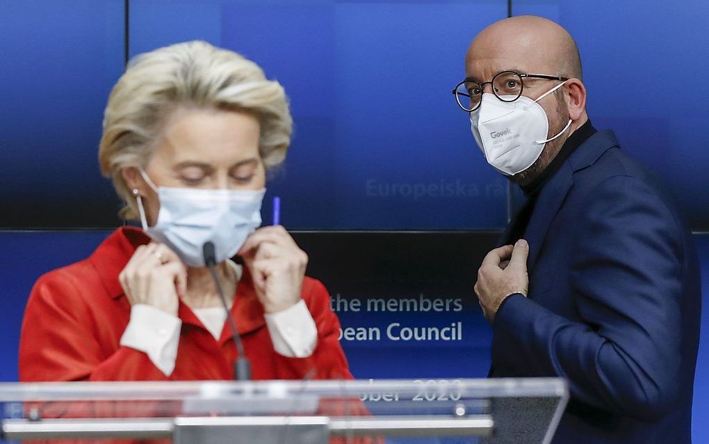 Voorzitter van de Europese Commissie, Ursula von der Leyen (l.) met de voorzitter van de Europese Raad, Charles Michel, in oktober. beeld AFP, Olivier Hoslet