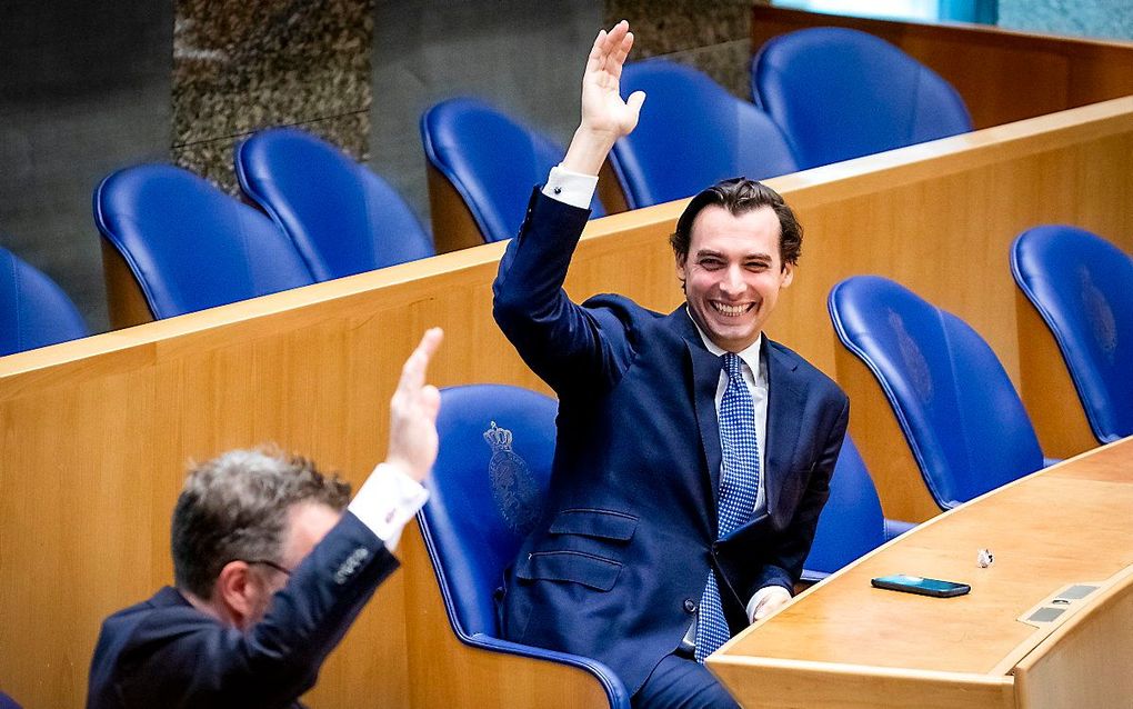 Thierry Baudet en Wybren van Haga (Forum voor Democratie) tijdens de stemmingen na afloop van het vragenuur in de Tweede Kamer. beeld ANP, Sem van der Wal