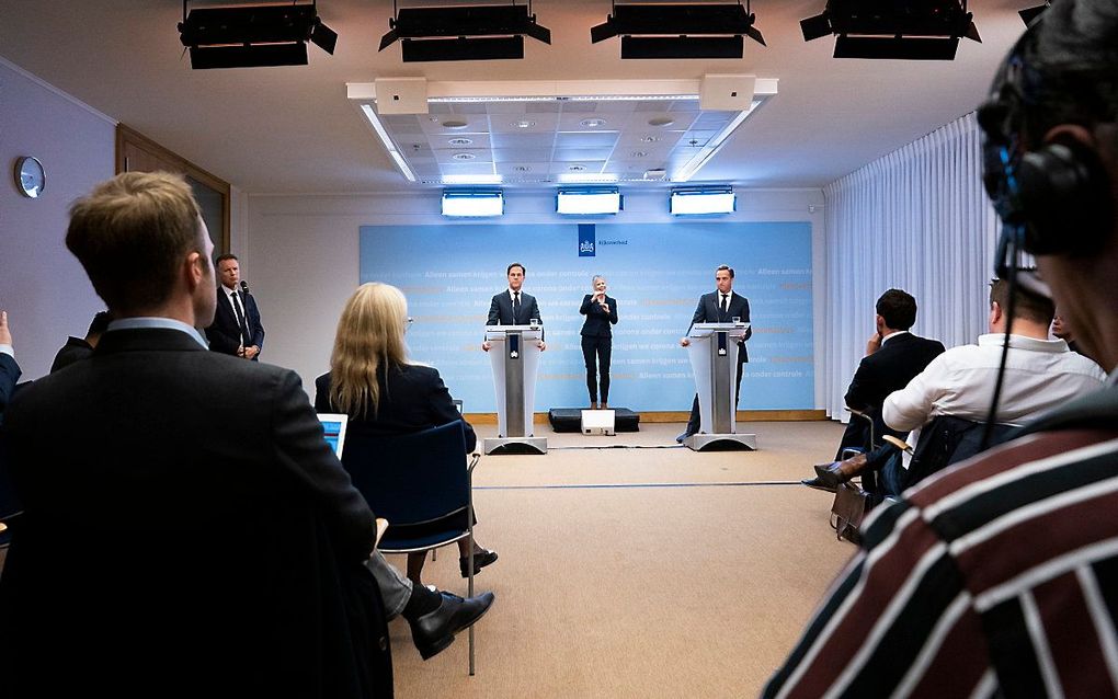 Premier Mark Rutte en minister Hugo de Jonge (Volksgezondheid, Welzijn en Sport) geven een toelichting op de coronamaatregelen in Nederland. beeld ANP BART MAAT