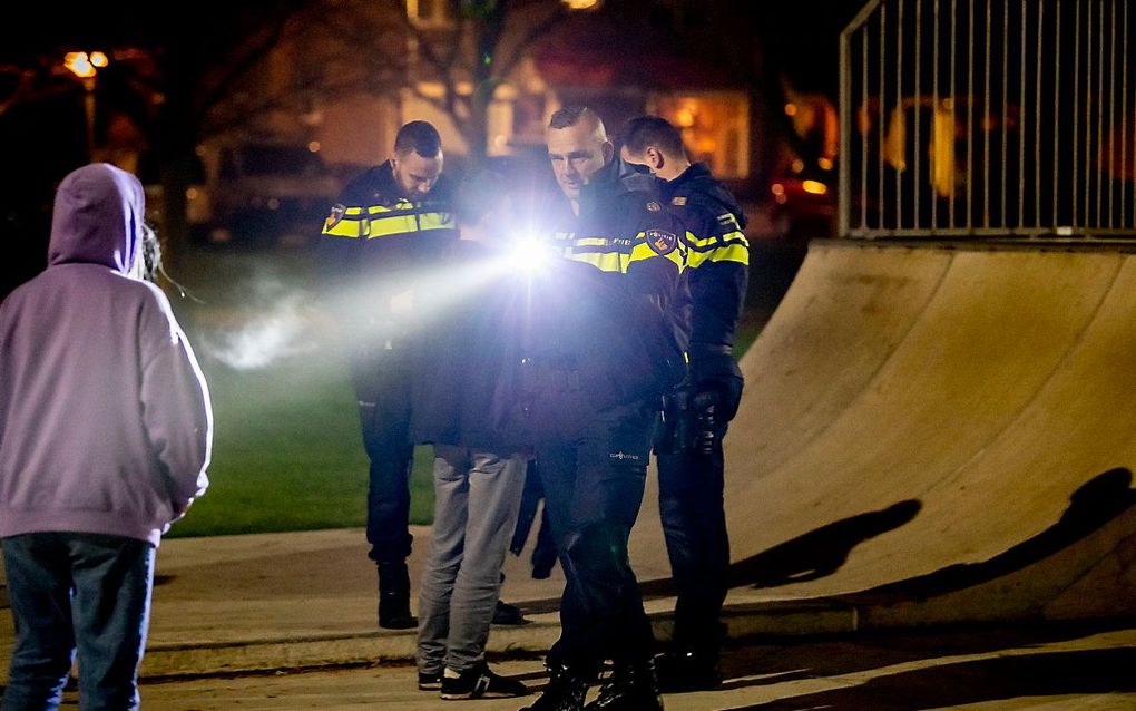 Politie in Urk. Een deel van de gemeente is in het weekend aangewezen als veiligheidsrisicogebied, zodat bijvoorbeeld preventief fouilleren mogelijk is. Een week eerder vonden ongeregeldheden plaats, waarbij jongeren onder meer vuurwerk afstaken. beeld ANP, Robin Utrecht