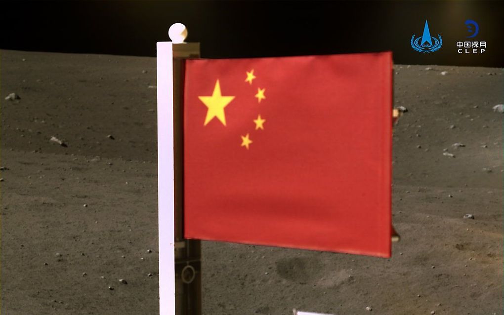 De Chinese vlag op de maan. beeld AFP, CNSA