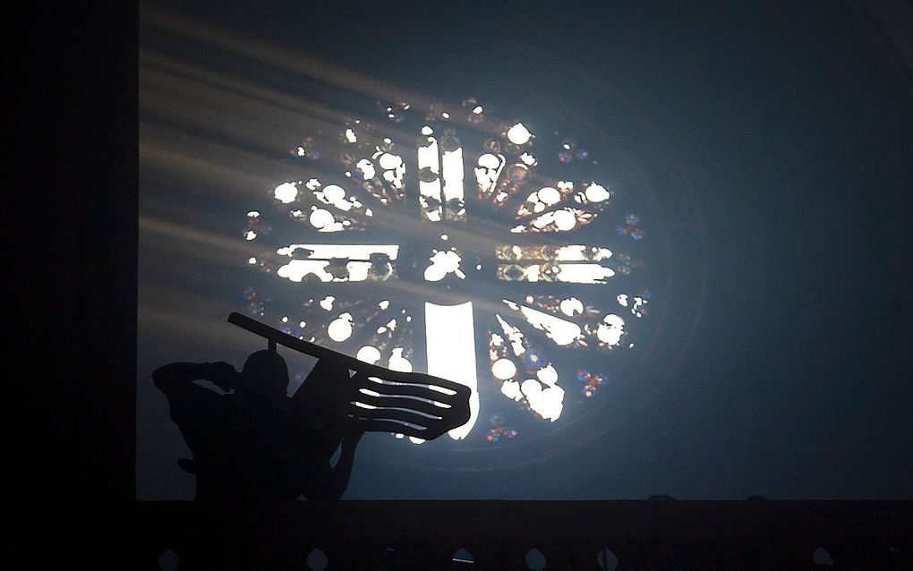 Een Chileense demonstrant in de beschadigde San Fransisco de Borja kerk. In oktober gingen de Chilenen de straat op om meer gelijkheid te eisen. beeld AFP, Claudio Reyes