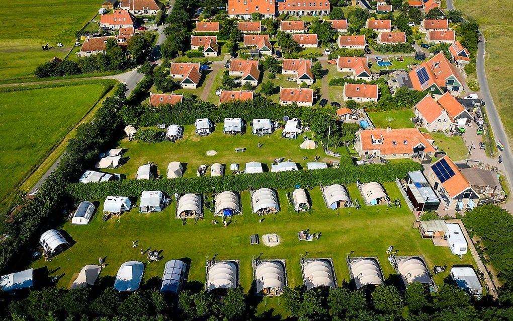 Een dronefoto van een camping en vakantiepark op Terschelling. Veel Nederlanders gingen vanwege het coronavirus dit jaar op vakantie in eigen land. beeld ANP, Sem van der Wal