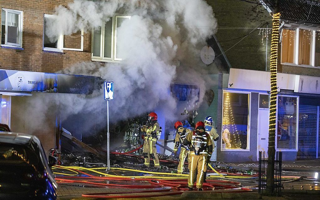 Hulpdiensten zijn uitgerukt voor een explosie en grote brand in de Poolse supermarkt Biedronka Supermarket aan de Ophelialaan. Het pand is volledig uitgebrand, net als een auto die voor de winkel stond geparkeerd. beeld ANP MICHEL VAN BERGEN