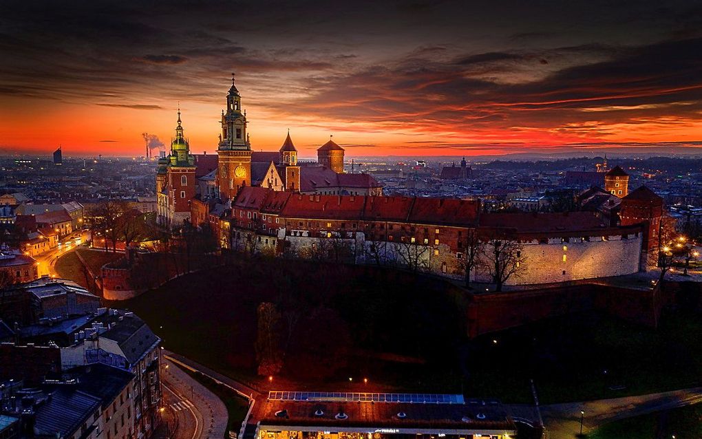 Zonsopkomst boven het Koninklijke Kasteel van Wawel in het Poolse Krakau. beeld EPA, Lukasz Gagulski