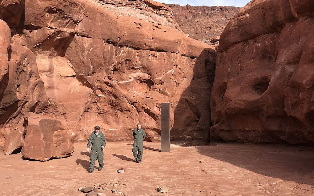 Mensen inspecteren de monoliet in de woestijn van Utah. beeld EPA, Utah Department of Public Safety