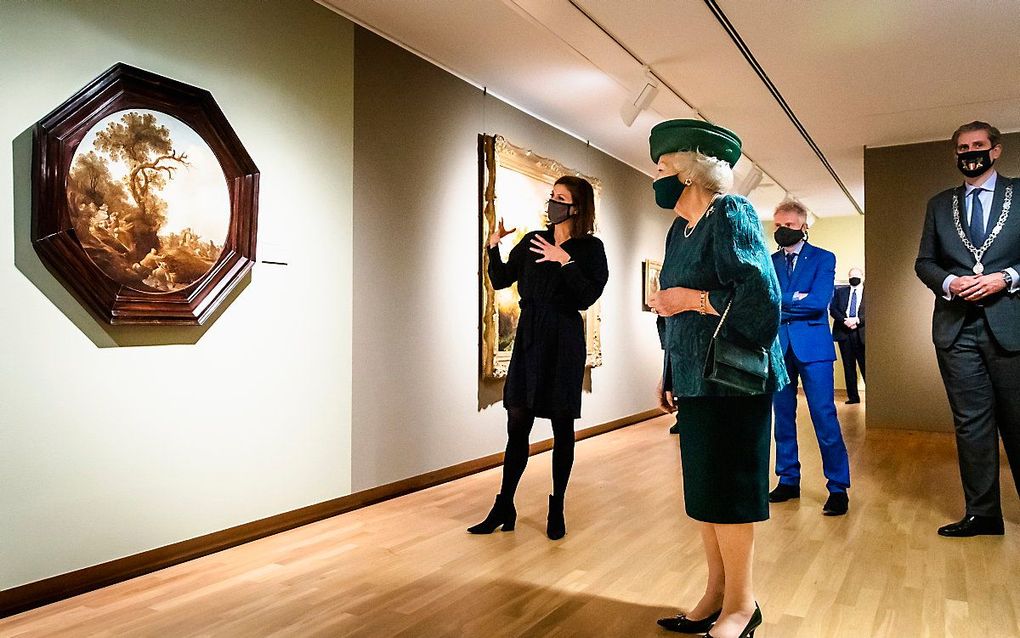 Prinses Beatrix tijdens een bezoek aan de tentoonstelling Diepgeworteld. Bomen in de Nederlandse Schilderkunst in het Dordrechts Museum. Het museum organiseert de tentoonstelling ter gelegenheid van het 50-jarig jubileum van de Bomenstichting. beeld ANP, Sem van der Wal