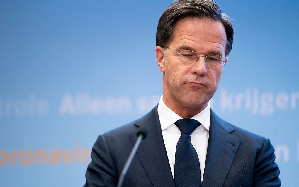 Mogelijk komen er nog voor de kerst strengere maatregelen als de coronacijfers blijven stijgen. Dat zei premier Mark Rutte tijdens een persconferentie over de ontwikkelingen rondom het coronavirus. beeld ANP, Bart Maat