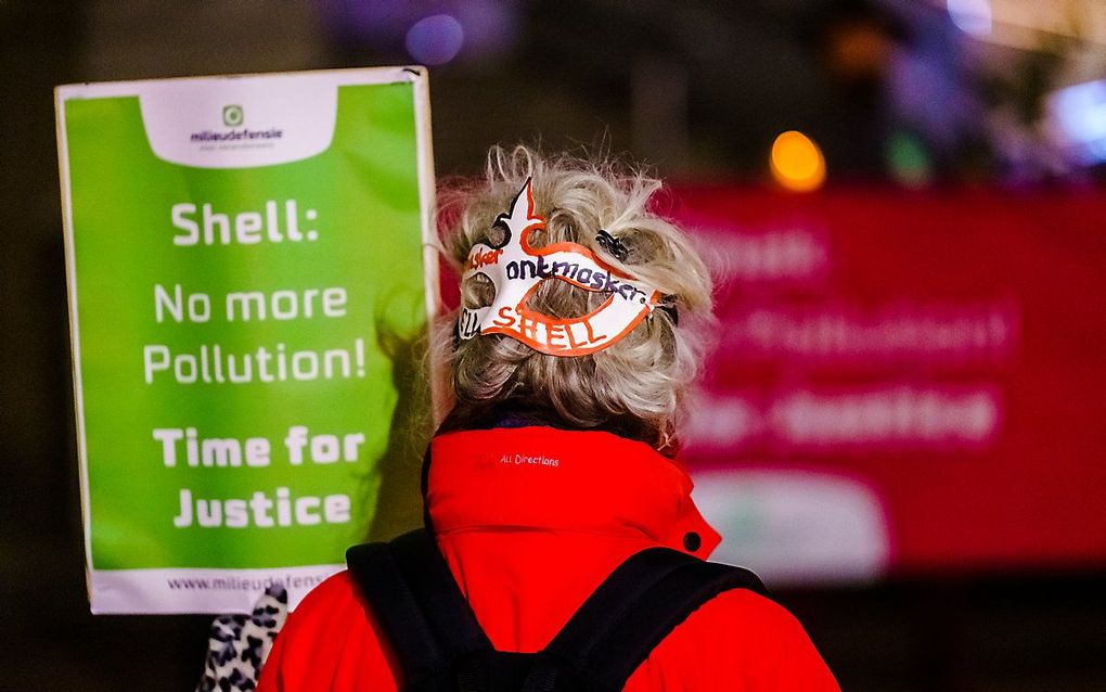 Een demonstrant tegen het beleid van Shell. beeld ANP, Marco de Swart