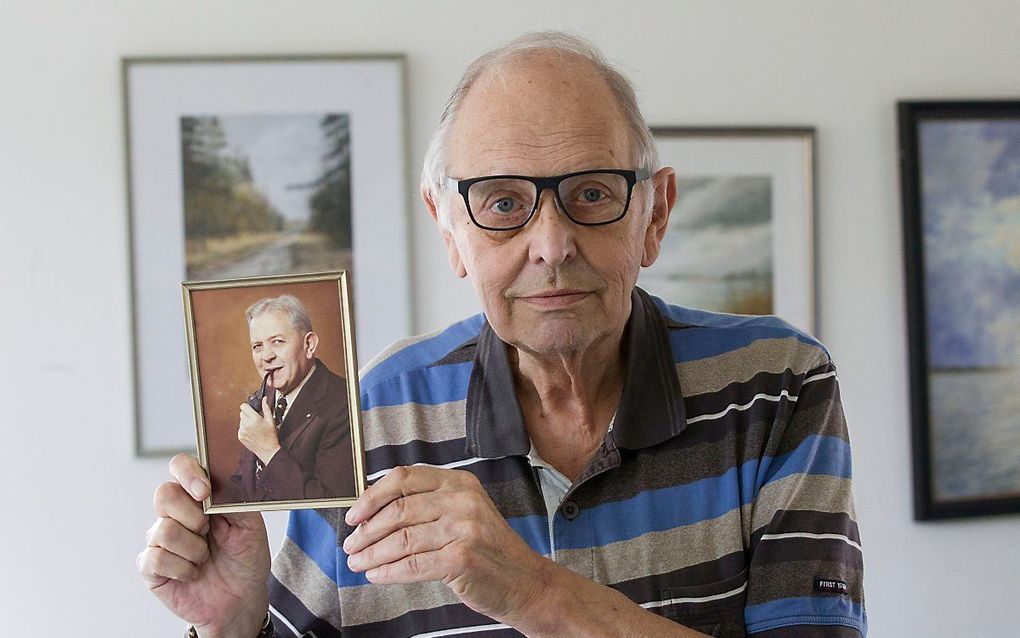 Evert Kuijt met een foto van zijn vader, Driestaroprichter Piet Kuijt (foto uit 2019). beeld RD, Anton Dommerholt