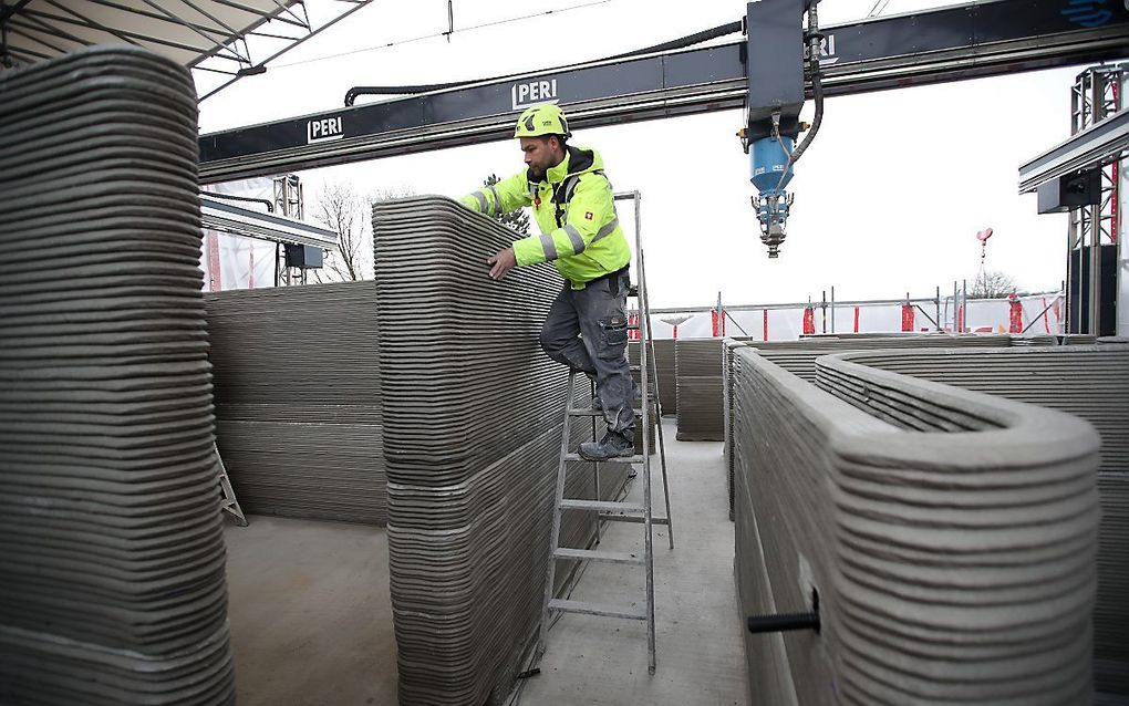 In het Duitse Beckun wordt een appartementencomplex gebouwd met behulp van een 3D-printer. beeld EPA, Friedemann Vogel