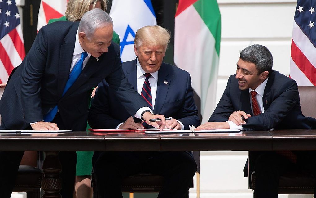 Marokko is het vierde Arabische land dat de betrekkingen met Israël normaliseert. Foto: ondertekening van het zogenoemde Abrahamakkoord tussen premier Netanyahu van Israël (l.), de Amerikaanse president Donald Trump en minister van Buitenlandse Zaken Abdullah bin Zayed al-Nahyan van de Verenigde Arabische Emirtaten, 15 september. beel AFP, Saul Loeb