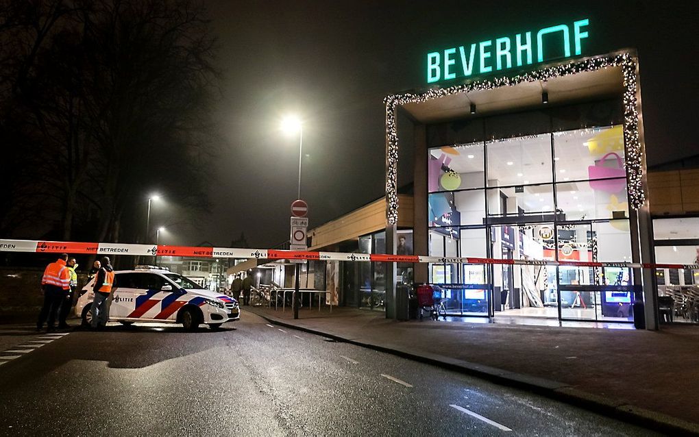 Bij een explosie in het winkelcentrum Beverhof in Beverwijk is de gevel van een Poolse supermarkt fors beschadigd. beeld ANP, Remko de Waal