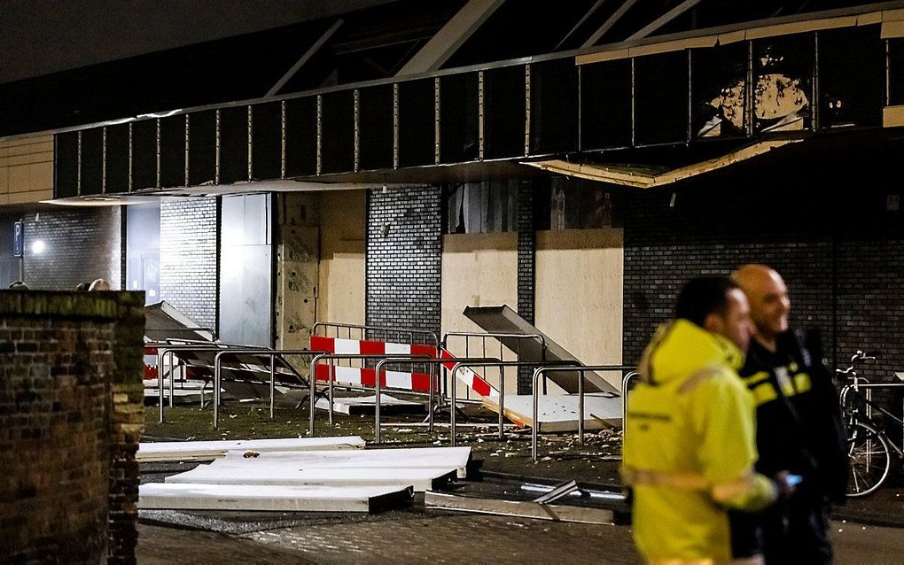 Bij een explosie in het winkelcentrum Beverhof in Beverwijk is de gevel van een Poolse supermarkt fors beschadigd. Het gaat om dezelfde super die eerder al werd getroffen, zegt een woordvoerder van de politie. beeld ANP, Remko de Waal