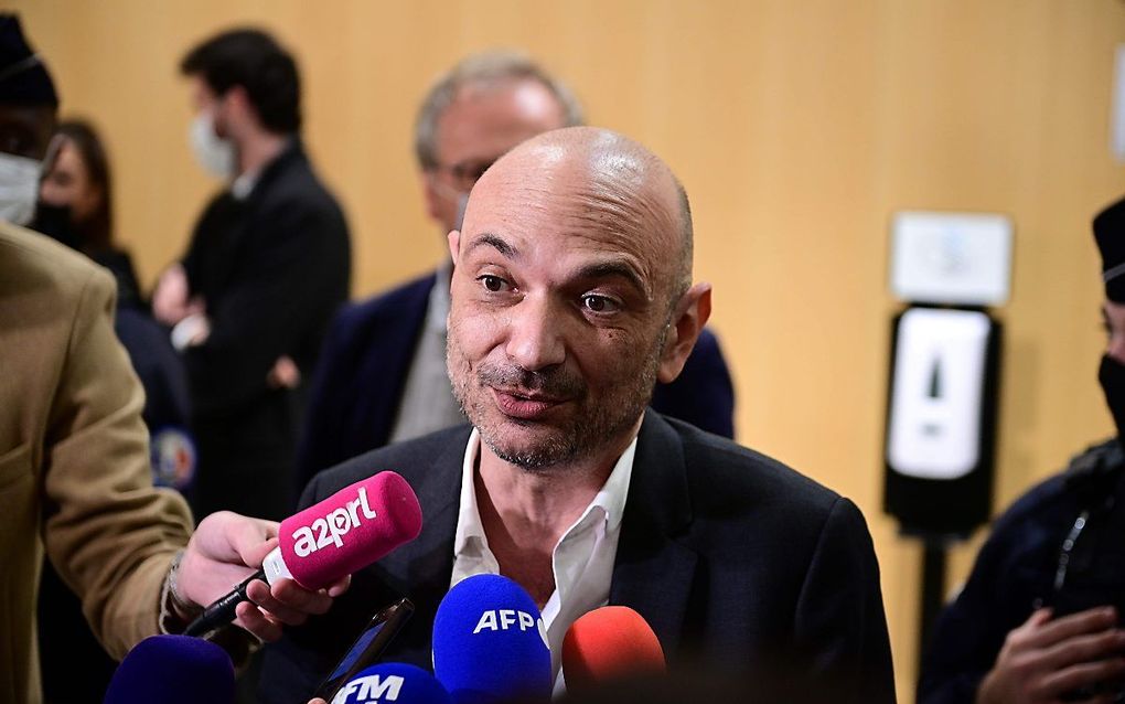 Richard Malka, de advocaat van Charlie Hebdo, staat na de uitspraak de pers te woord. beeld MARTIN BUREAU / AFP