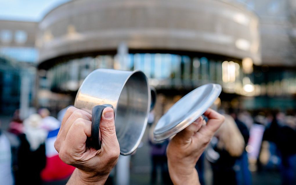 Demonstranten van de groep Viruswaarheid staan op het Plein tegenover de Tweede Kamer lawaai te maken met fluitjes, potten en pannen. beeld ANP, Bart Maat