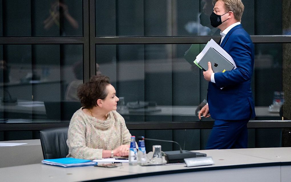 Staatssecretaris Alexandra van Huffelen (Financien) en Pieter Omtzigt (CDA) tijdens een algemeen overleg in de Tweede Kamer over de hersteloperatie kinderopvangtoeslag. beeld ANP, BART MAAT