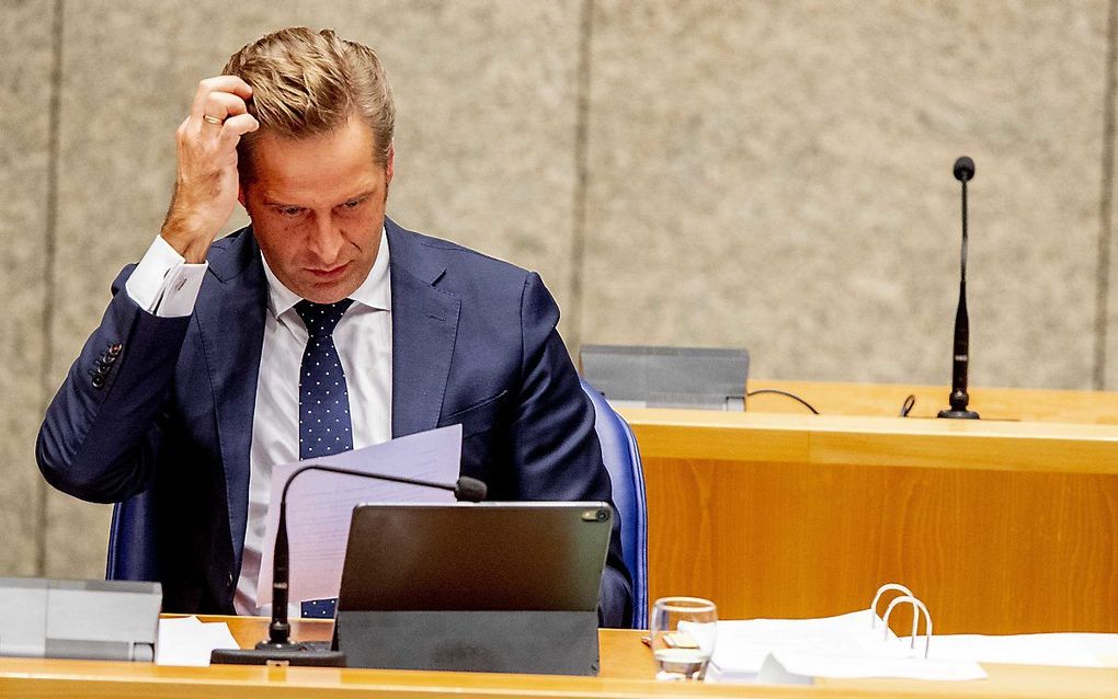 Minister Hugo de Jonge (Volksgezondheid, Welzijn en Sport) tijdens het debat in de Tweede Kamer over de vaccinatiestrategie. beeld ANP ROBIN UTRECHT