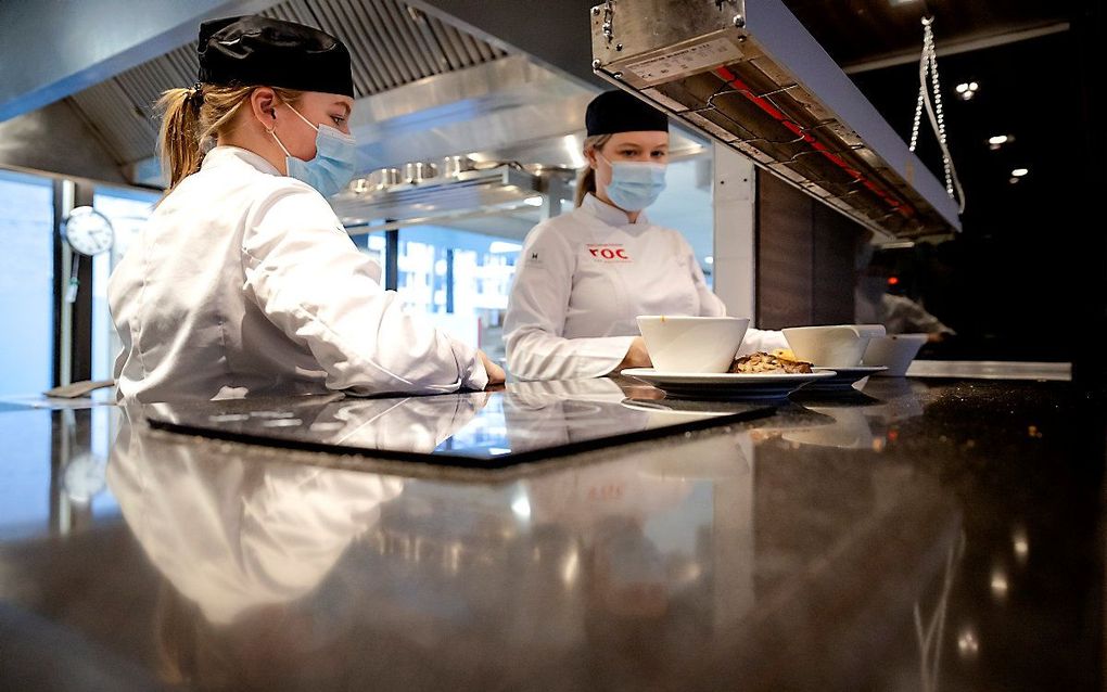 Stagiaires aan het werk in de keuken van een hotel. beeld ANP ROBIN VAN LONKHUIJSEN