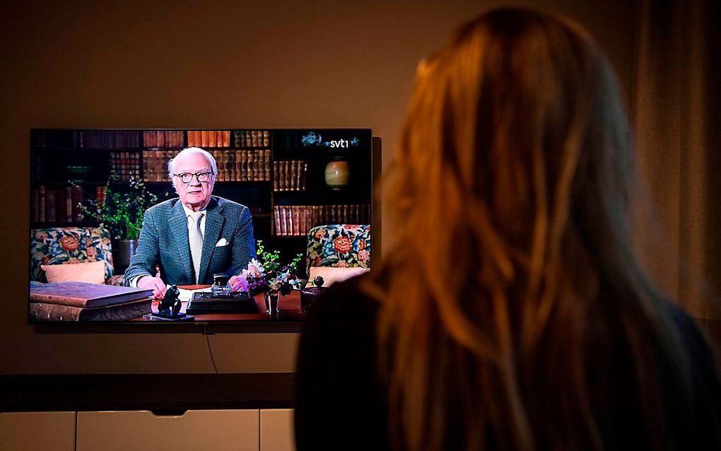 Koning Carl XVI Gustaf op televisie. beeld AFP, Jonathan Nackstrand