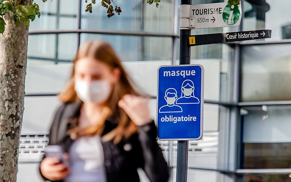 Een informatiebord over de mondmaskerplicht in de binnenstad van het Belgische Luik. beeld ANP, Jonas Roosens